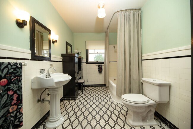 Building Photo - WONDERFUL HISTORIC 5 BED 3 BATH PROPERTY WITH CARRIAGE HOUSE