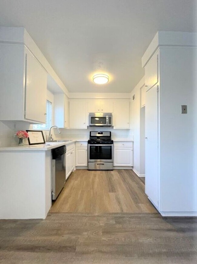 Interior Photo - 13860 Burbank Blvd