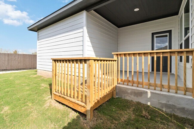 Building Photo - Stunning 3x2 Luxury Duplex in Buda, TX!