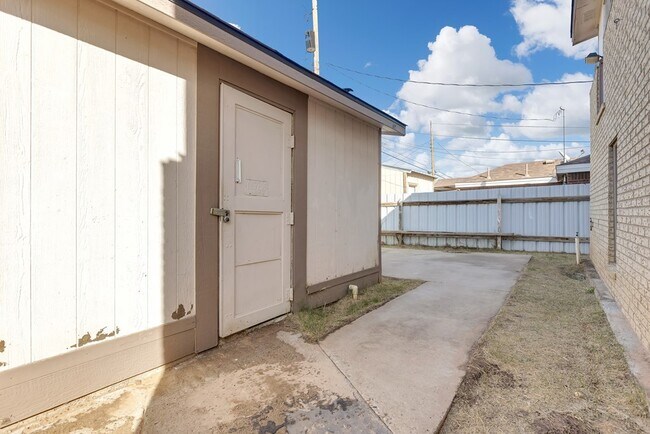 Building Photo - 1322 Wilson St