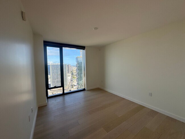 Building Photo - Victoria Place #3507