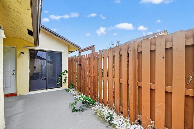 Building Photo - 484 Springdale Cir