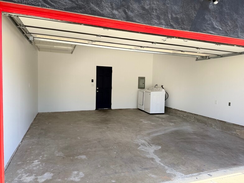 Garage 17' 6" x 19' - celing 10' 5" - 701 Indiana Ave