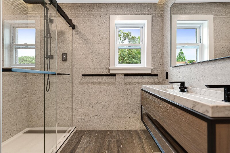 Building Photo - 71-31 Loubet St