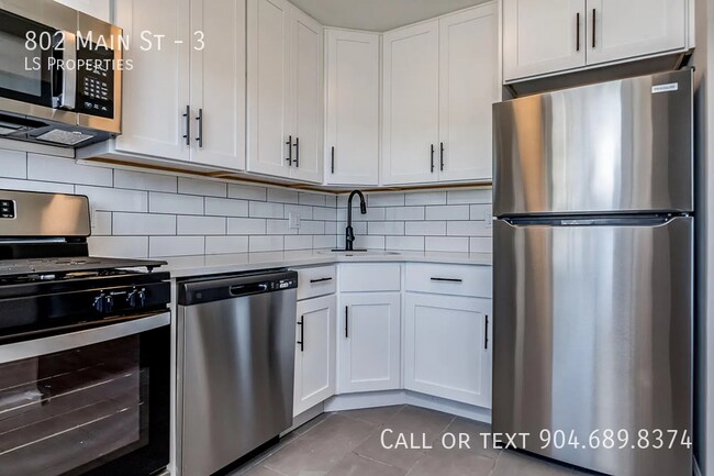 Building Photo - 802 Main St