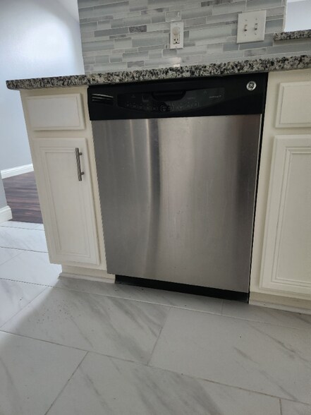 Building Photo - 5502 Red Pine Dr