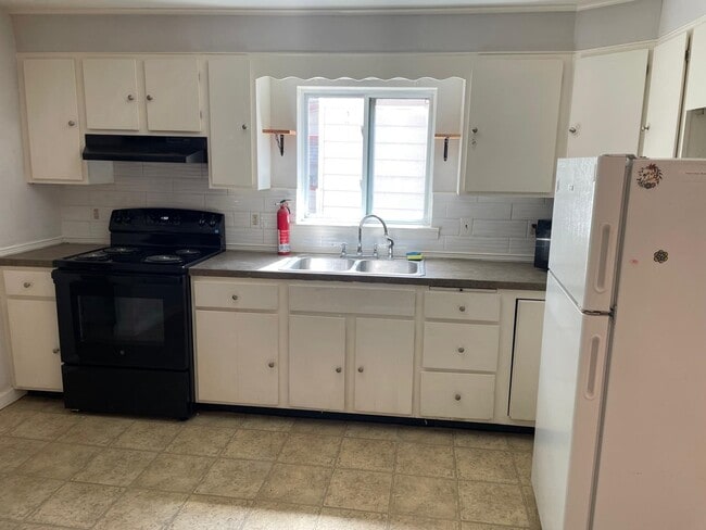 Building Photo - 71 Hickok St