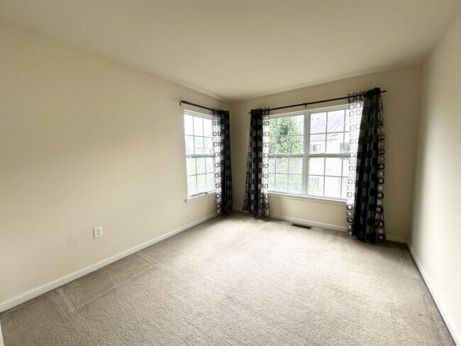 Building Photo - 3 bedrooms, 2.5 bathrooms