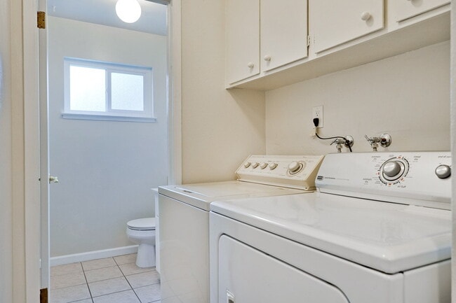 Building Photo - Conveniently located 2BR/1.5BA townhome style duplex unit in Sunnyvale