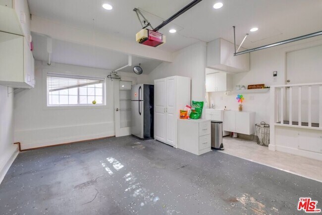 Building Photo - 21447 Providencia St