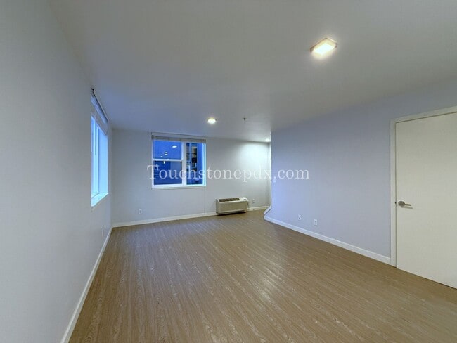 Building Photo - Contemporary 2 Bedroom, 1.5 Bathroom Apartment