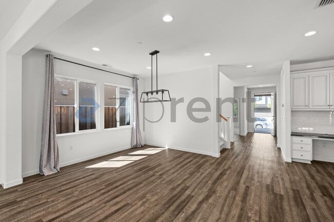 Building Photo - 136 Willowrun Wy