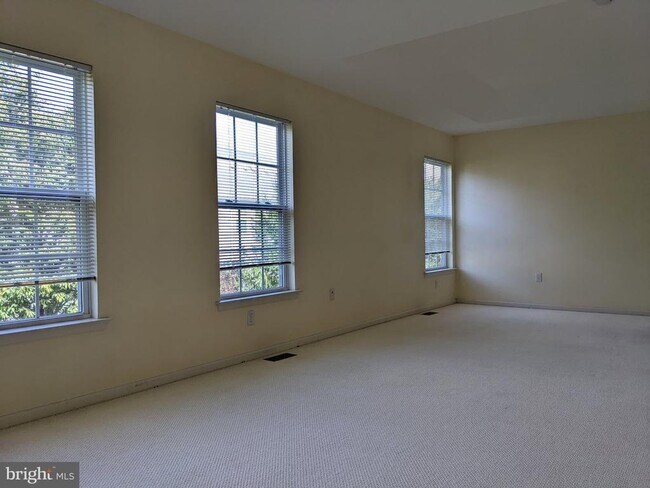 Building Photo - 252 Brinley Dr