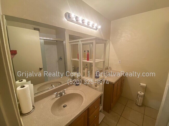 Building Photo - AVAILABLE JUNE - Furnished 2 Bedroom Condo with Community Pool Close to the UofA! (Speedway/Euclid)