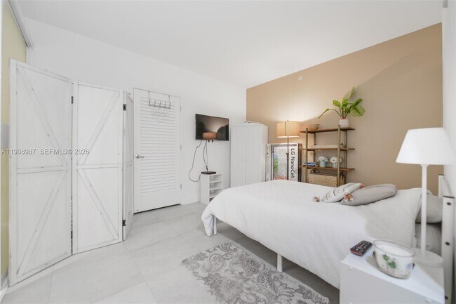 Building Photo - 1010 Brickell Ave