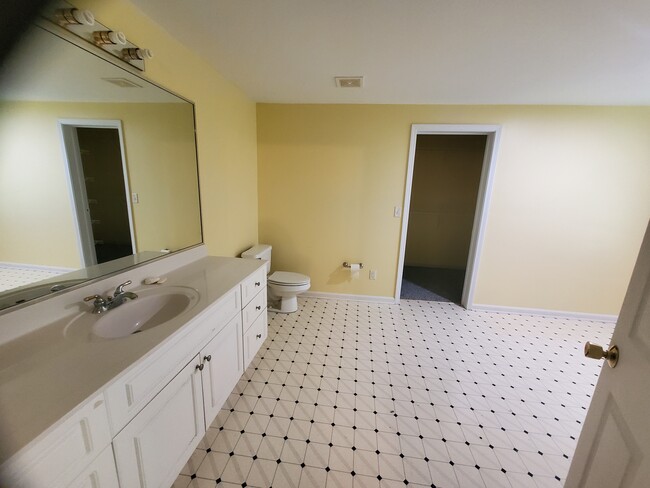 Building Photo - 455 Emerald Lake Dr