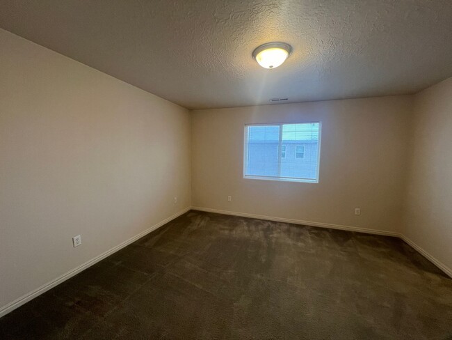 Building Photo - 3 bedroom, 2.5 Bath Town home