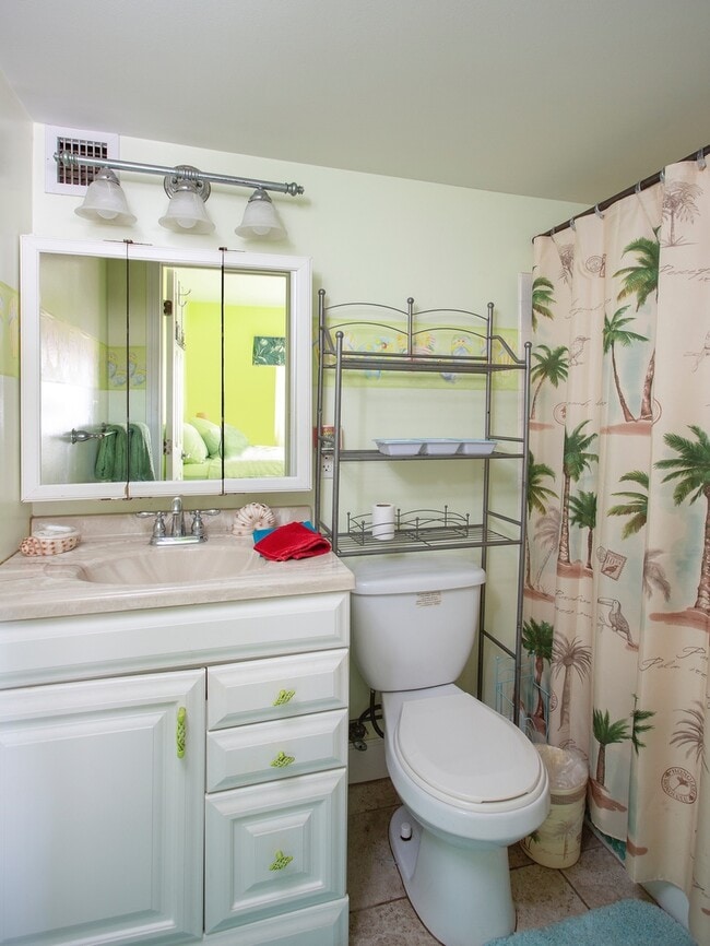 Building Photo - 1 Bedroom 1 Bathroom Furnished Direct Ocean View Condo: Lease dates  April 15 through November 30