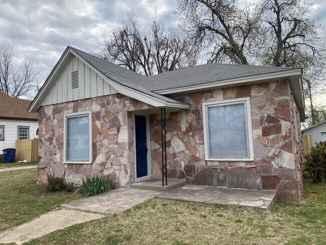 Building Photo - 515 S Roberts Ave