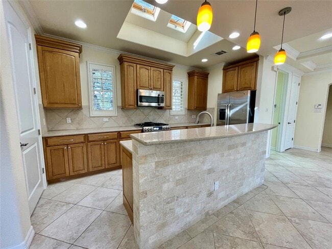 Building Photo - 20603 Highland Lake Loop