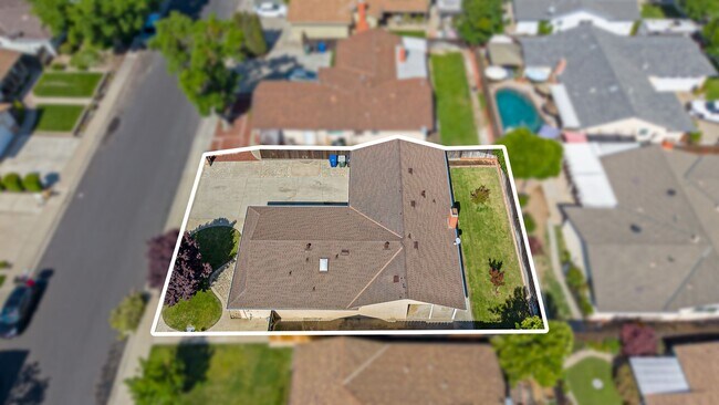 Building Photo - 2025 Sweetwater Dr