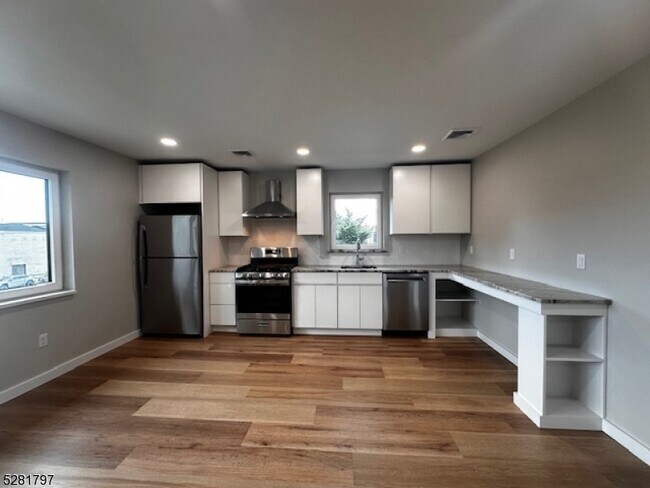 Building Photo - 23 Chestnut St