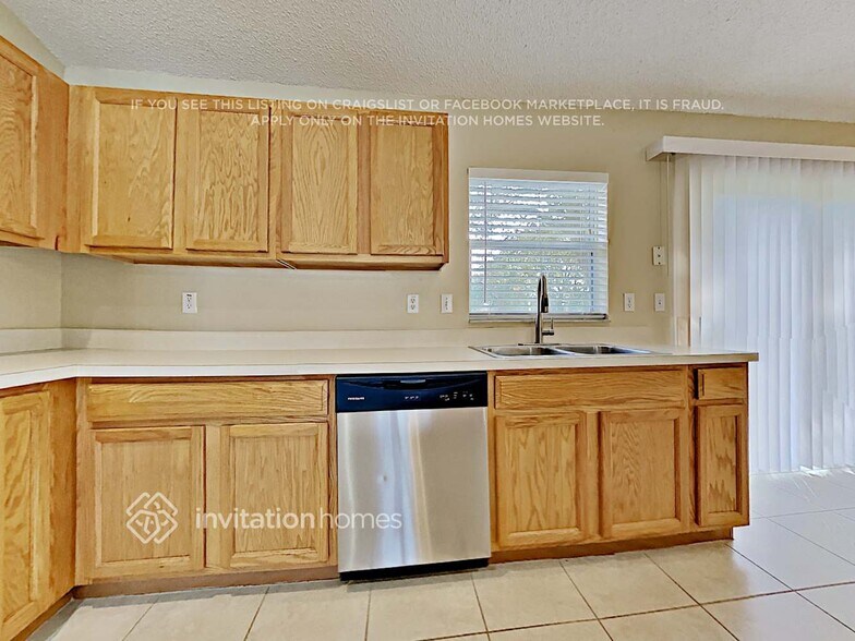 Building Photo - 1047 Lakeview Oaks Dr