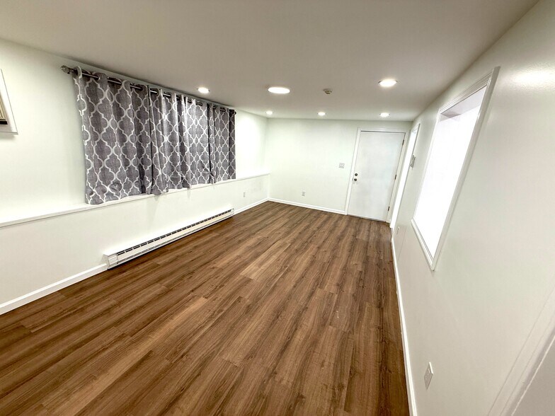 Building Photo - 15 Spencer Rd