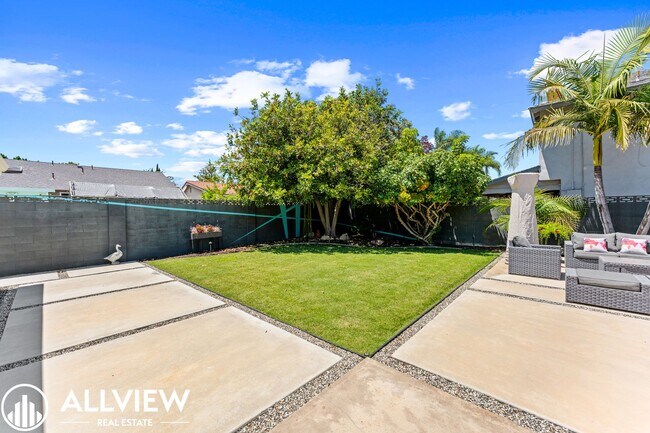 Building Photo - Exquisite 4 Bed 2.5 Bath Home in Orange!