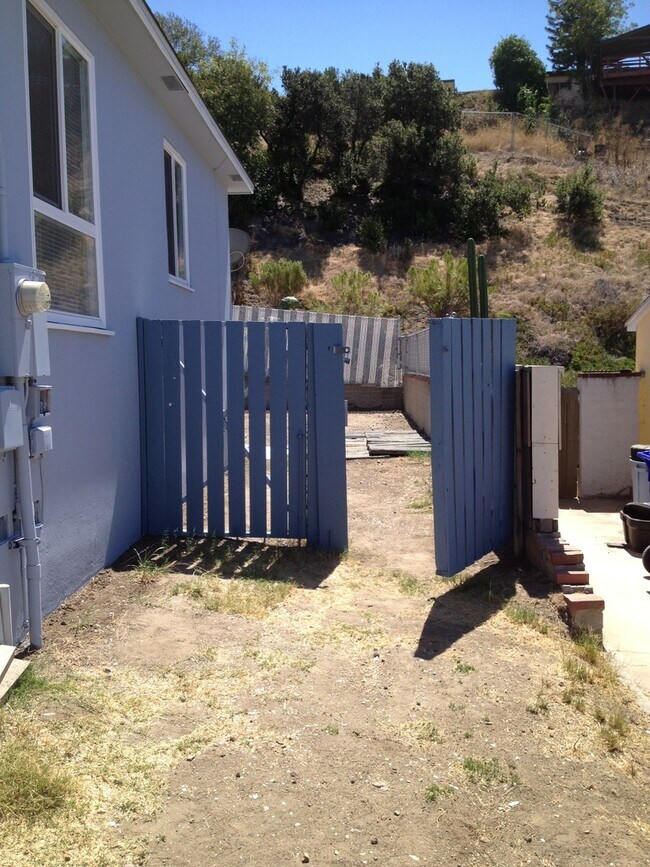 Building Photo - Centrally Located 3/1