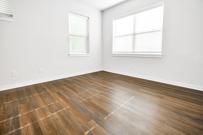 Building Photo - 605 Whitham Ave