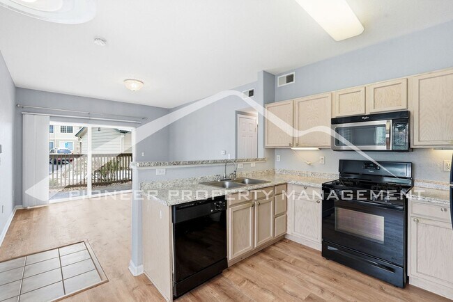Building Photo - Spacious Condo with Washer/Dryer and Central AC