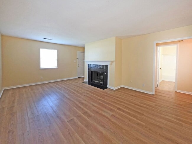 Building Photo - Charming 2-Bedroom Duplex in the Heart of ...