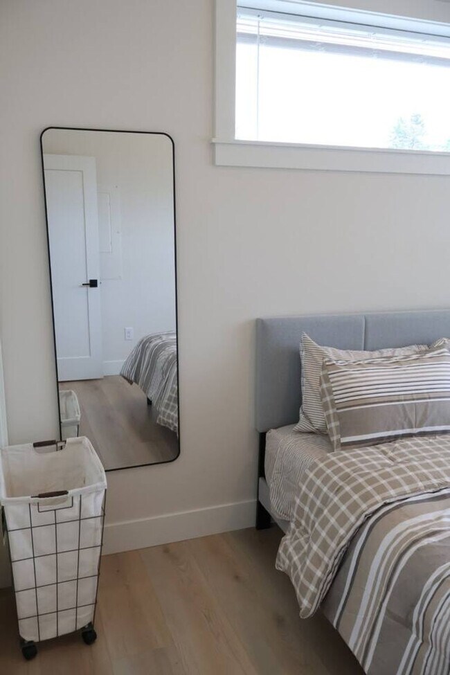 Building Photo - 204 E 35th St