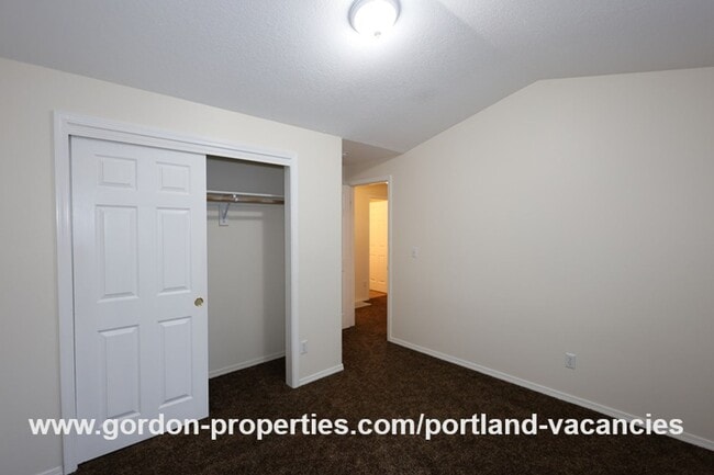 Building Photo - SE 73rd Ave - 3 bedroom townhouse in Mt Scott-Arleta neighborhood