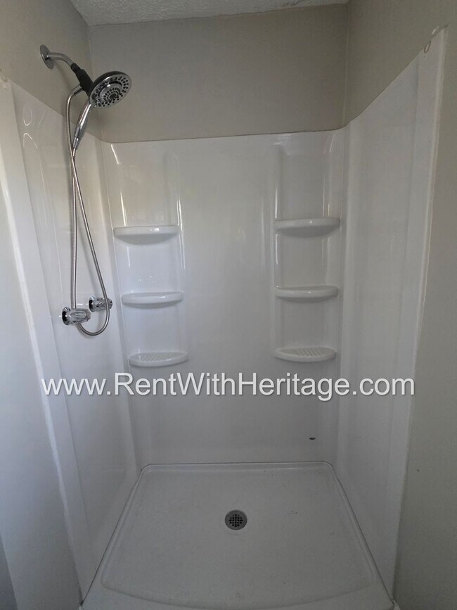 Building Photo - Georgous 3 Bedroom, 2 Bath home with lots of upgrades