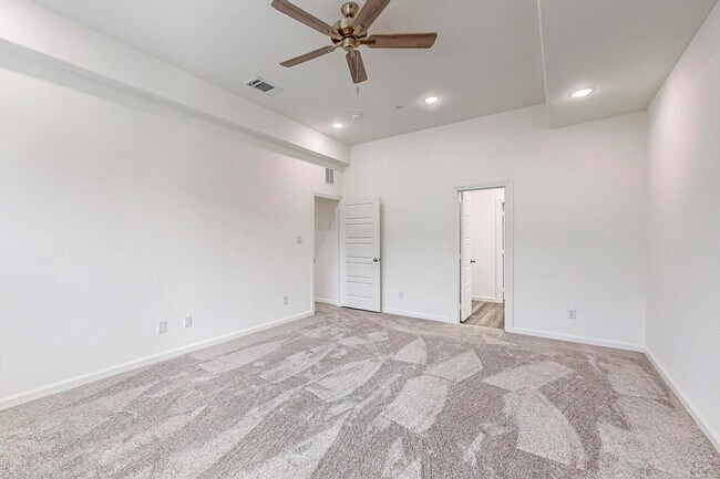 Building Photo - 4 Bed 3 Bath Luxurious Townhome in Frisco!