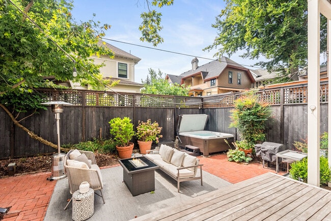 Building Photo - 2234 NW Johnson St