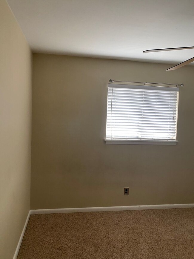 Building Photo - Contact Peggy Goodman 501 676 1758 or Heat...