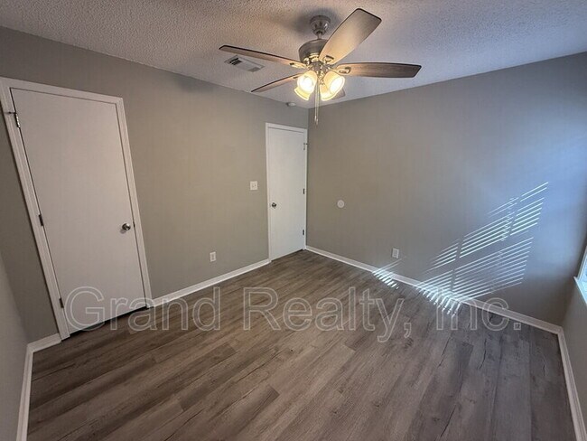 Building Photo - 3965 Deerwood Cir