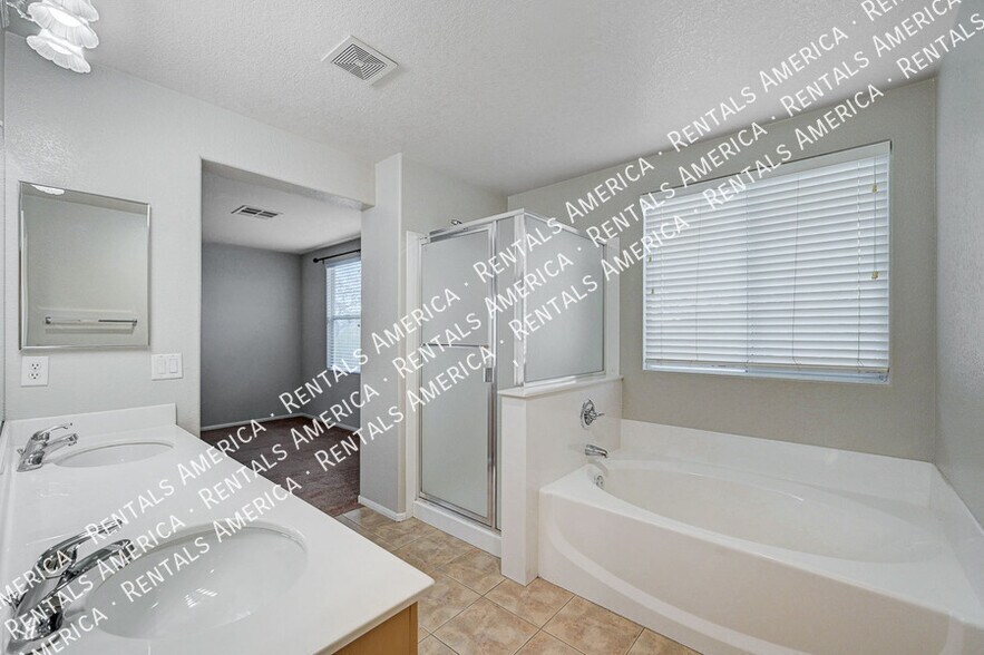 Building Photo - 10567 Foggy Glen Ave