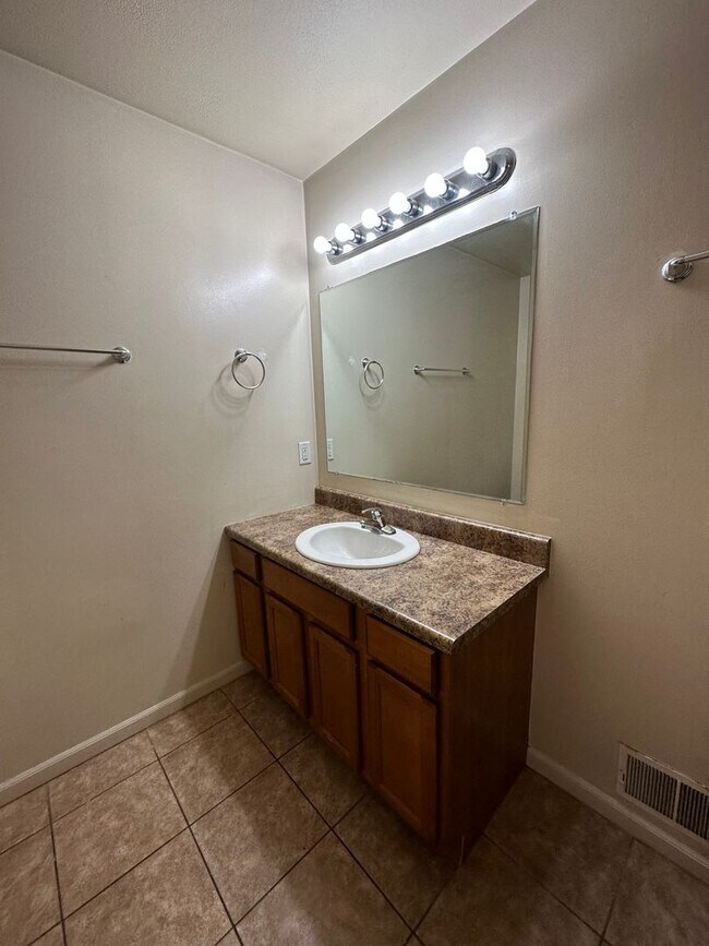 Building Photo - 3105 W Michigan - 6 Bed/3 Bath Townhouse Near WMU