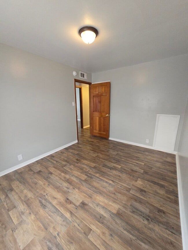 Building Photo - Three Bedroom Home Located in Warren Township near 10th and Franklin Rd