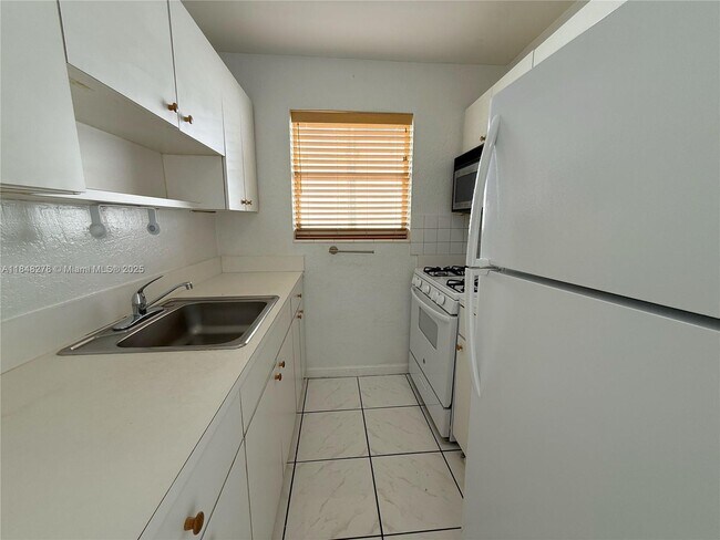 Building Photo - 1255 W 49th Pl