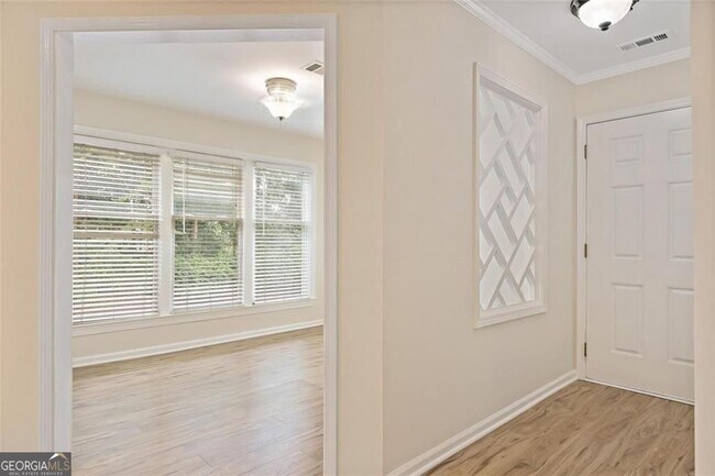 Building Photo - 911 Hollyfax Cir NE