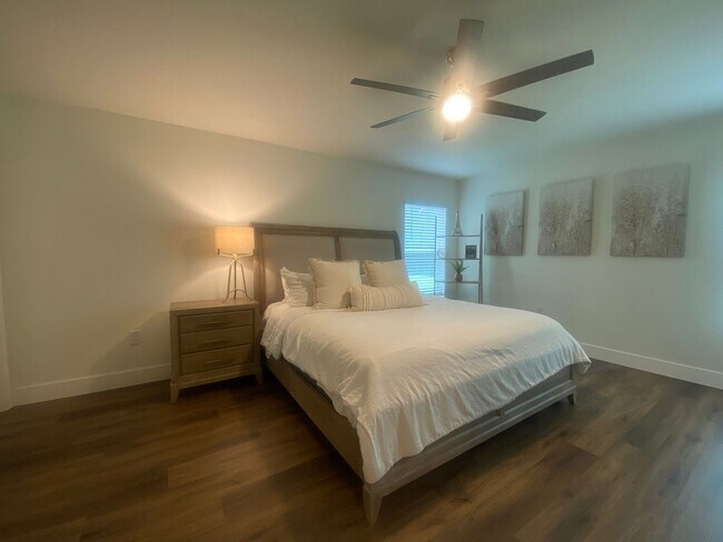 Building Photo - Spacious 4 Bed, 2 Bath Home Backing to Pre...
