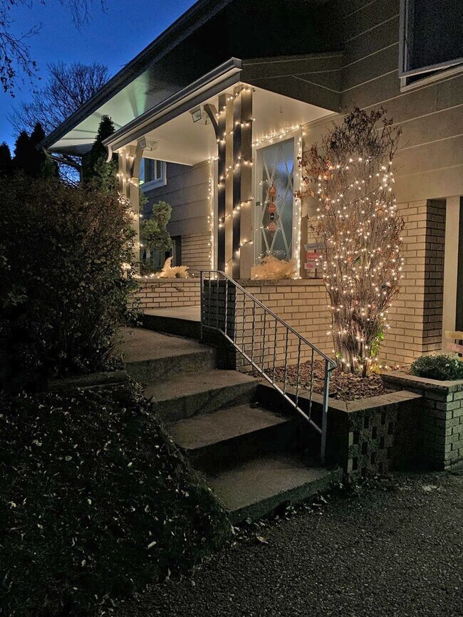 Building Photo - Beautifully updated 'Tonka rental available! 3 beds 2 baths in Royal Hills!