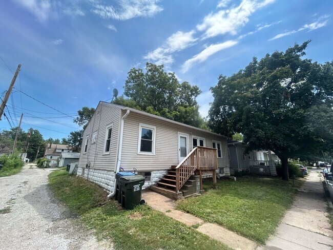 Building Photo - 3 bed / 1 bath home near 27th and Randolph.
