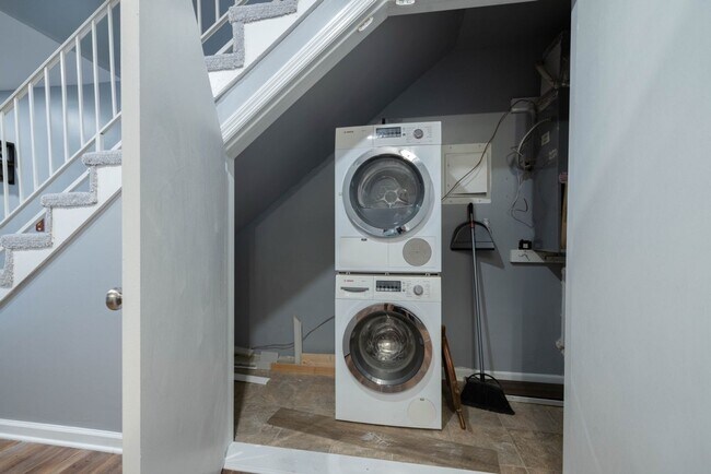 Building Photo - Renovated Townhome in Village Green!