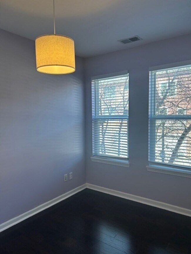 Building Photo - 2 Bedroom Harbor Park Condo - Just Blocks From the Lake